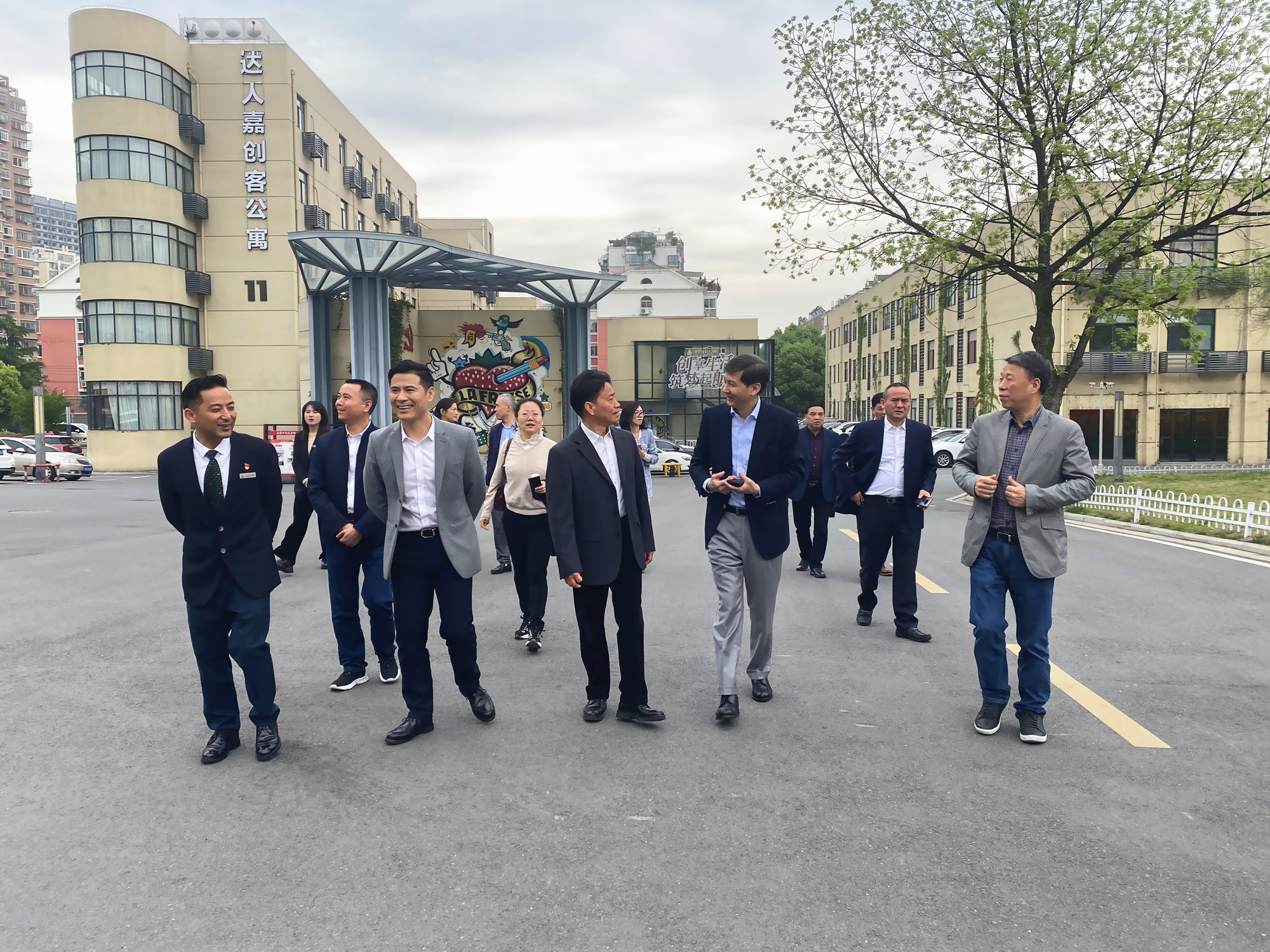 杭州市政协副主席、市工商联主席冯仁强 一行莅临庐阳球盟会文创园考察