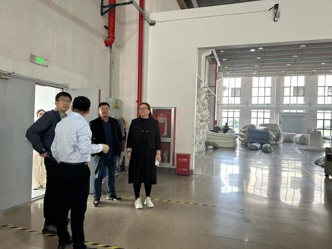 清华大学校友总会副秘书长董吉男莅临球盟会新材考察指导