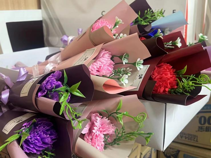 球盟会文创集团开展“送你一朵小花”女神节活动