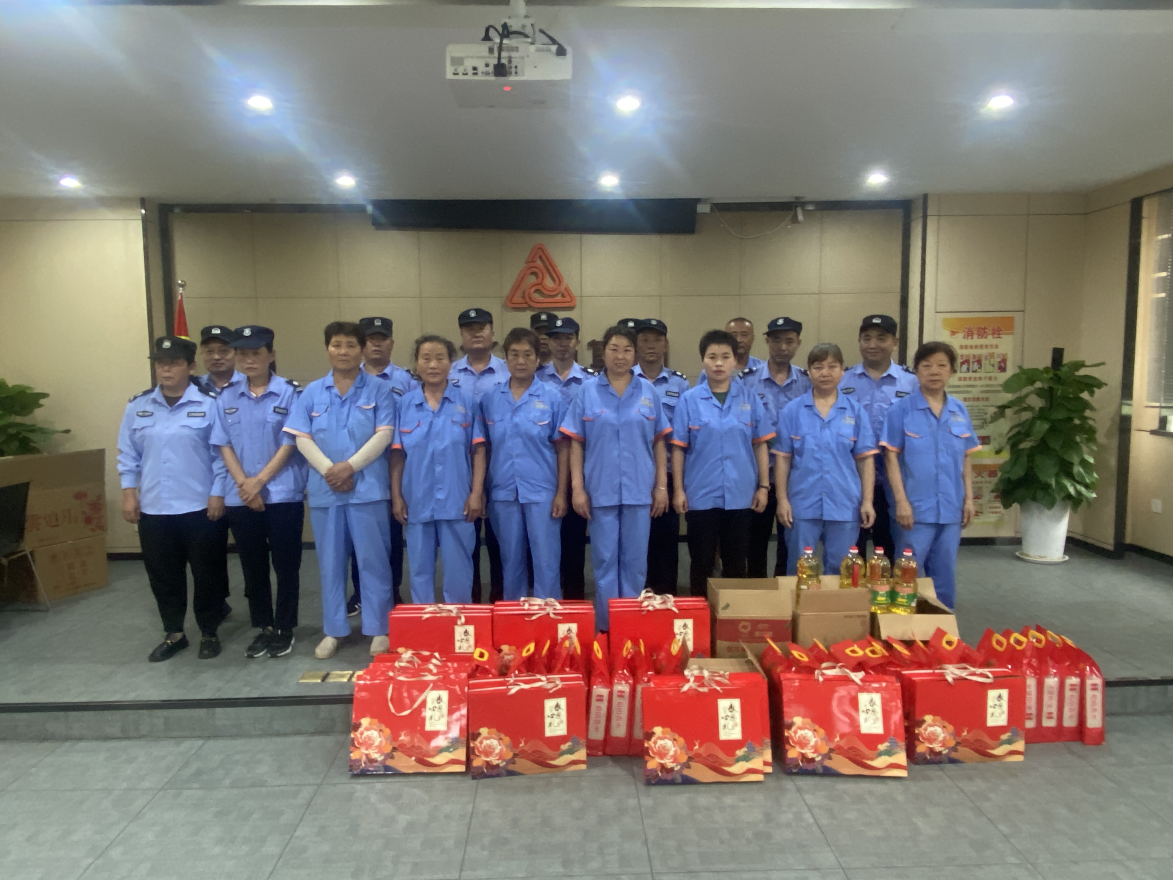 “浓情中秋节，慰问暖人心”——球盟会文创集团工会开展一线职工慰问活动