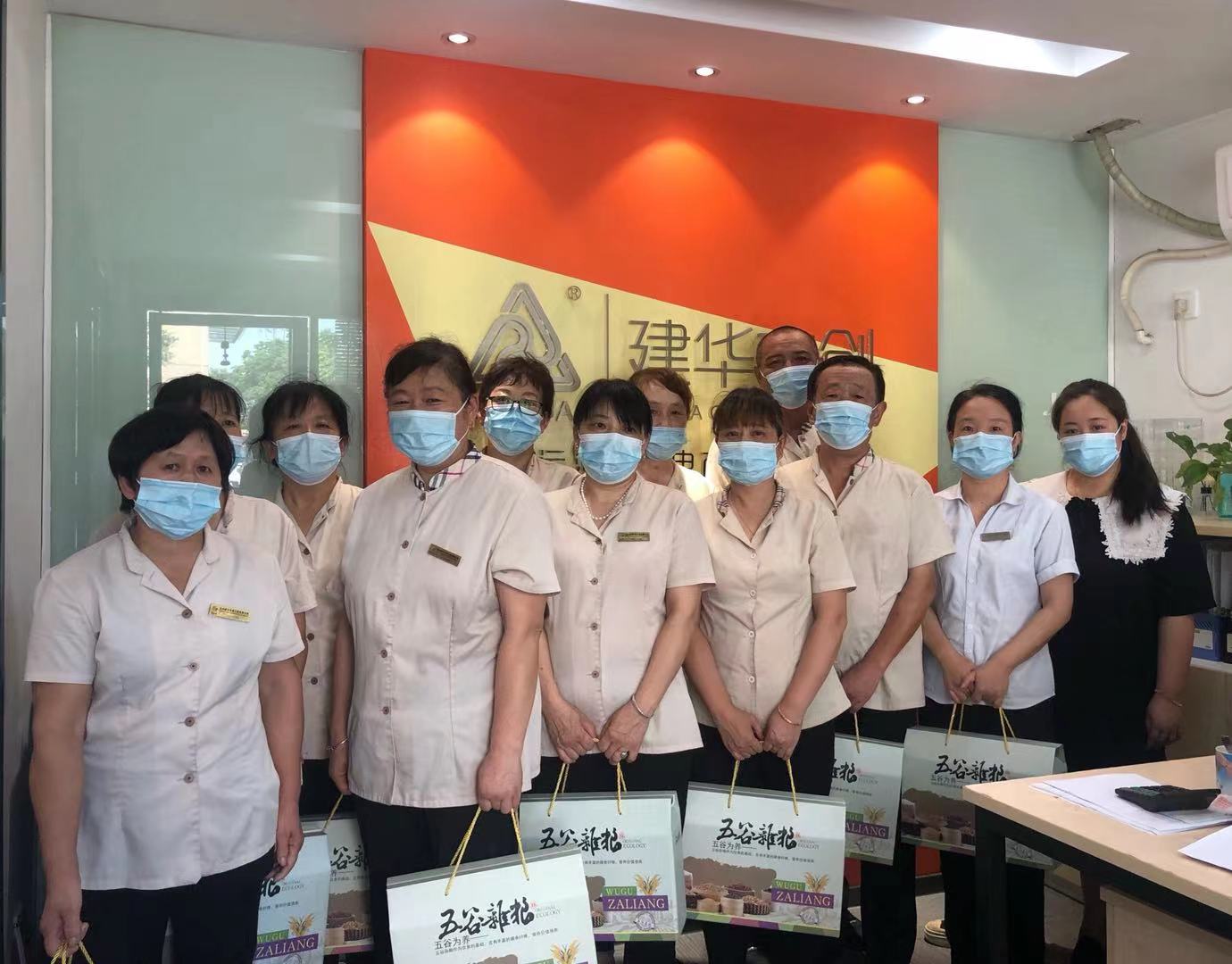 球盟会文创集团开展高温慰问活动