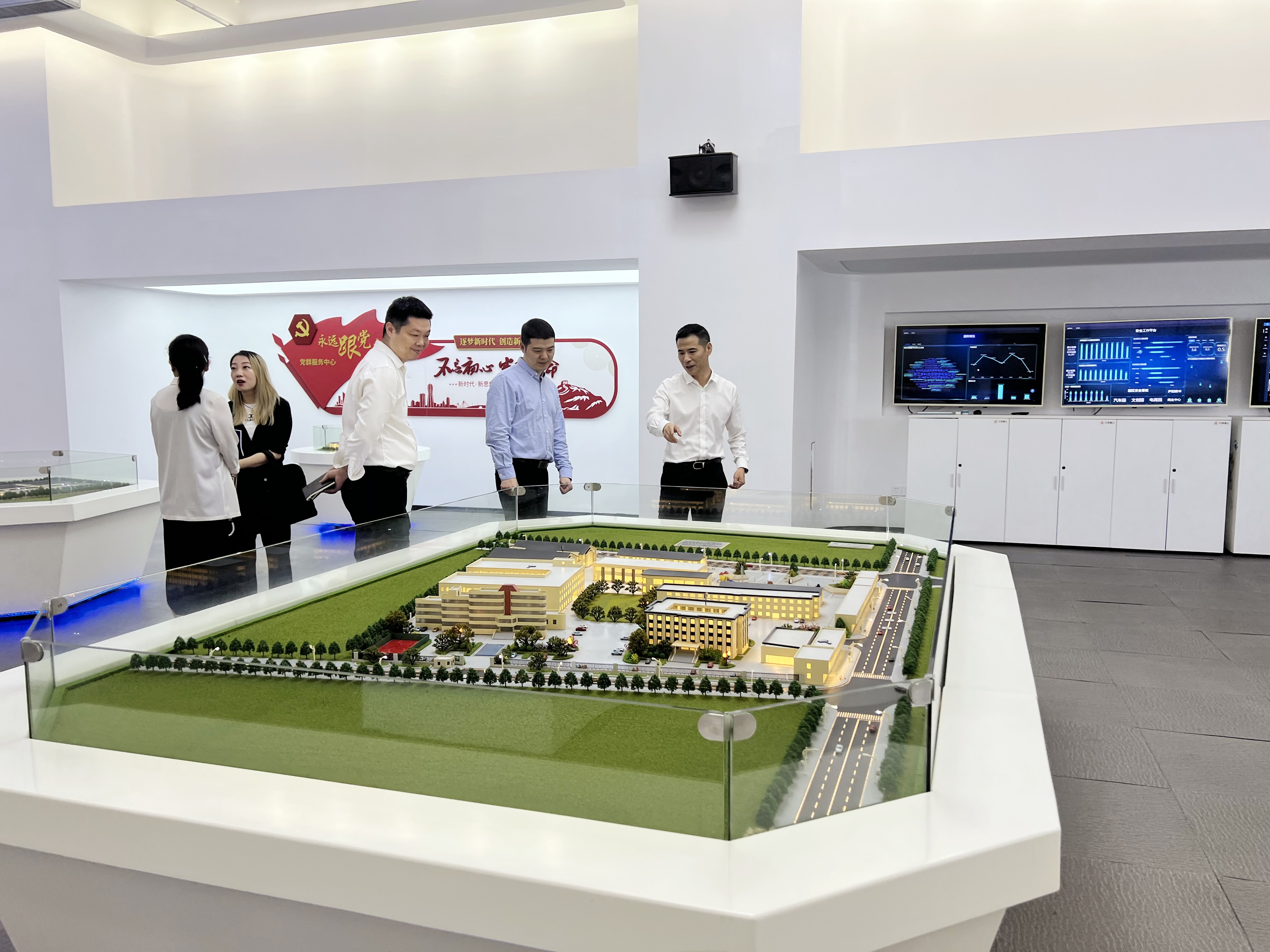 拱墅区祥符街道党工委副书记、办事处主任张洪明一行莅临杭州球盟会文创集团调研指导