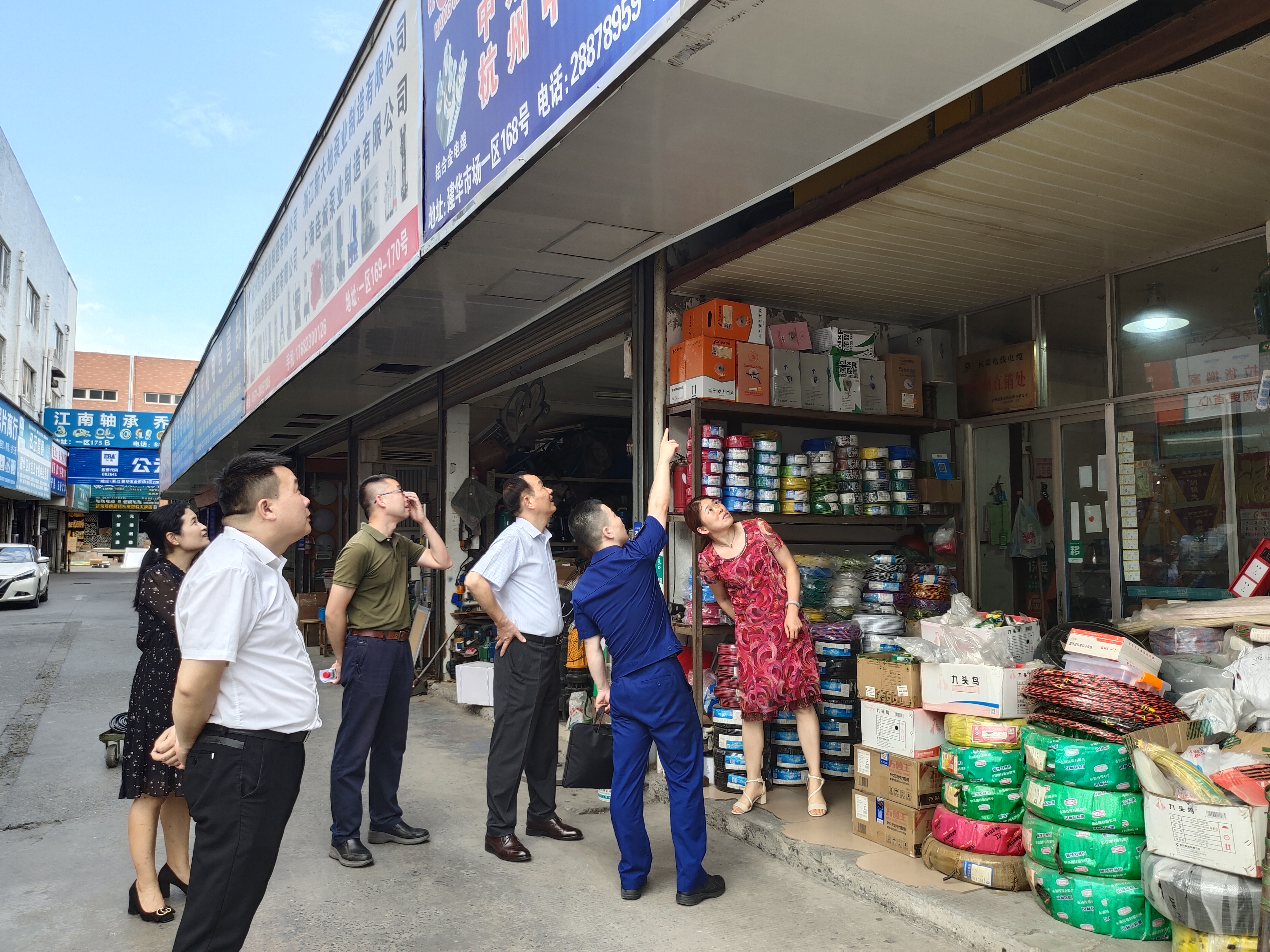 区消防大队莅临球盟会市场开展消防安全检查