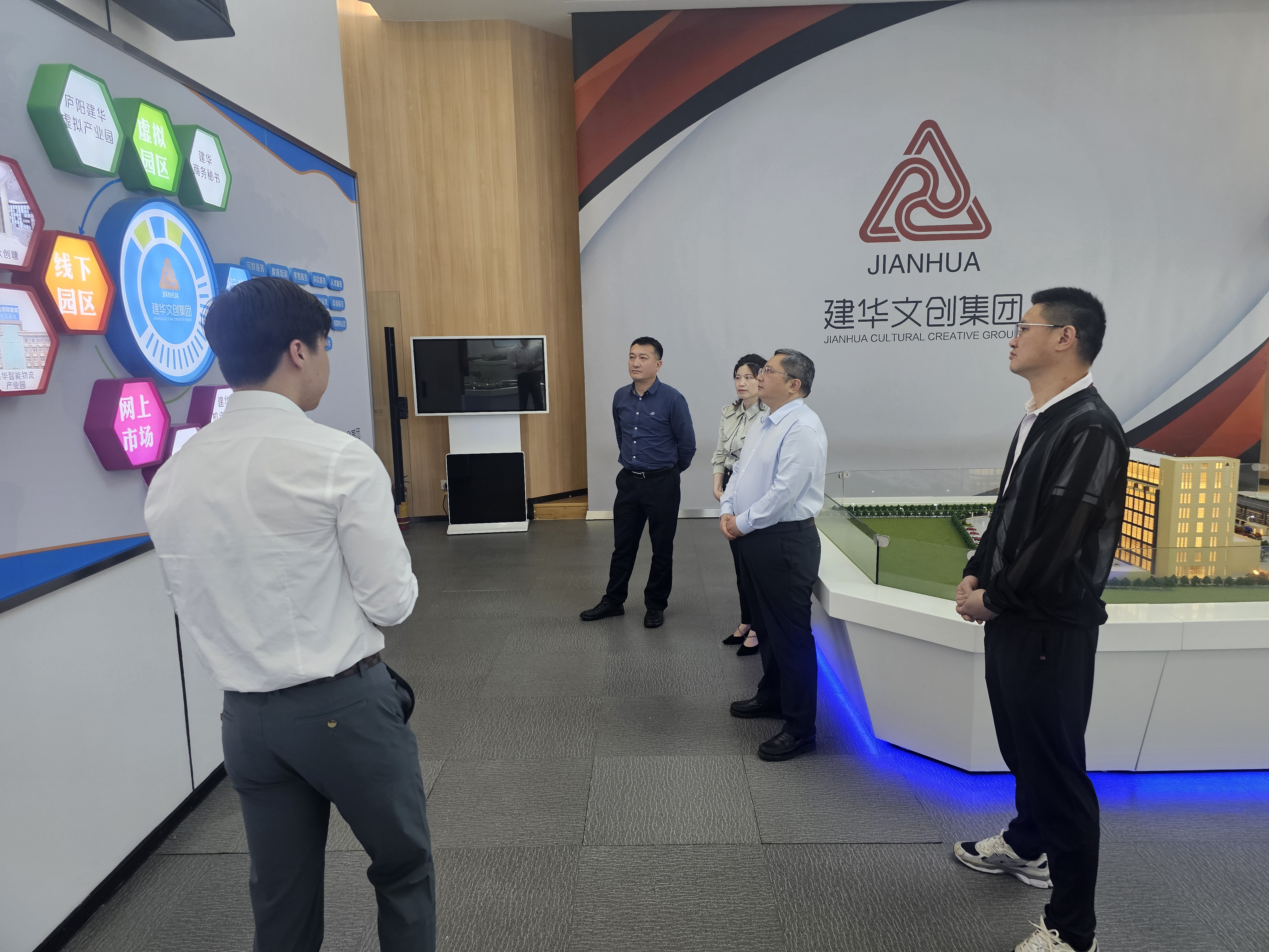 贵溪市人民政府市长、经开区书记潘磊一行莅临球盟会文创集团考察调研