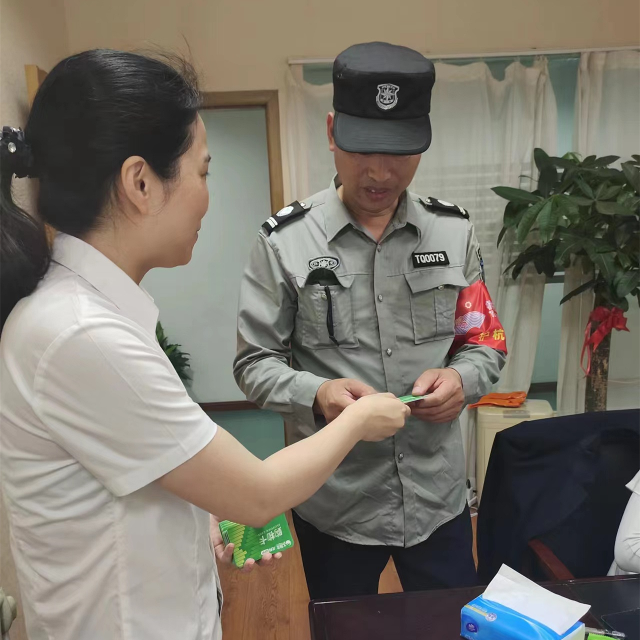 球盟会市场工会为全体职工发放端午慰问品