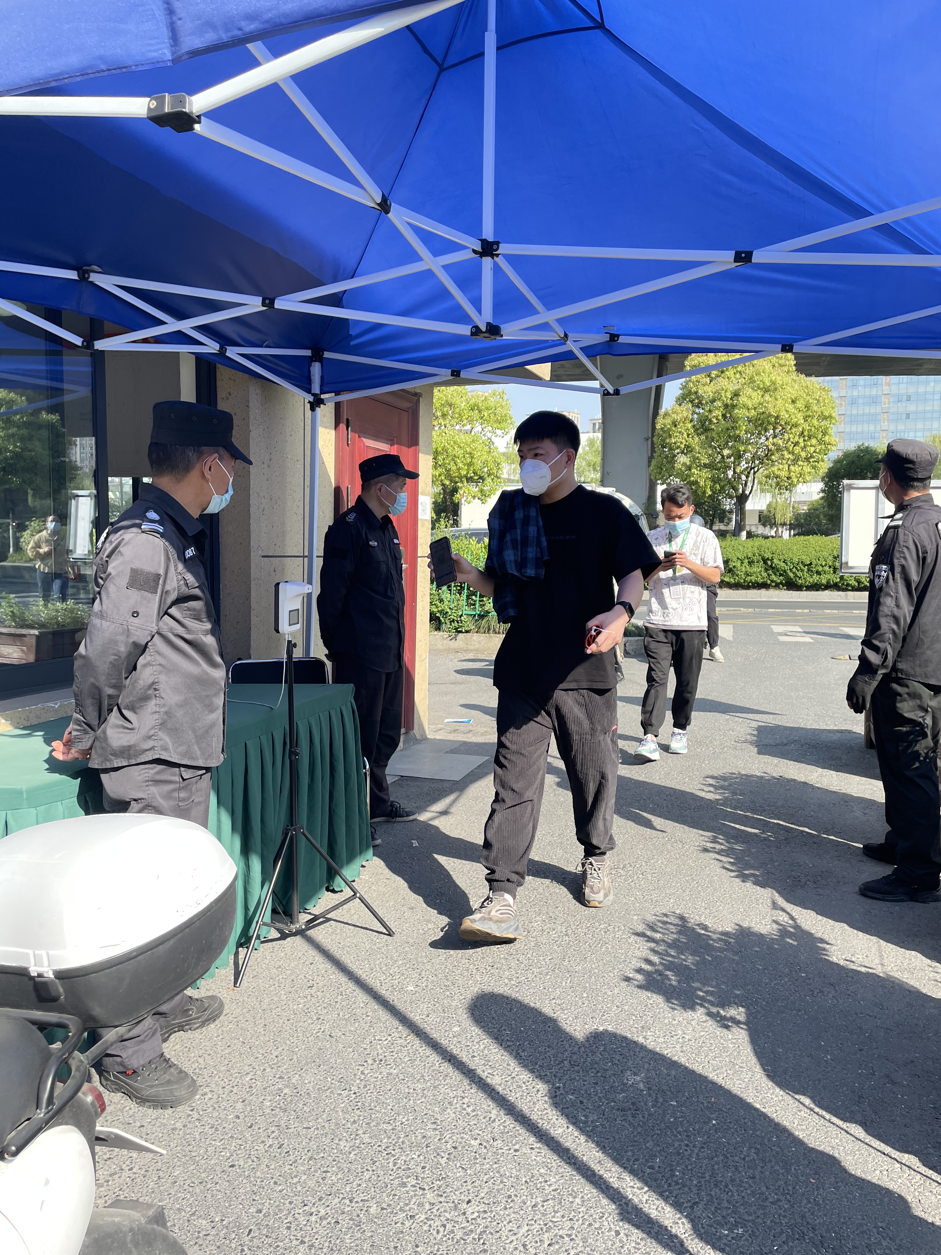 球盟会文创集团积极强化扫码核验工作