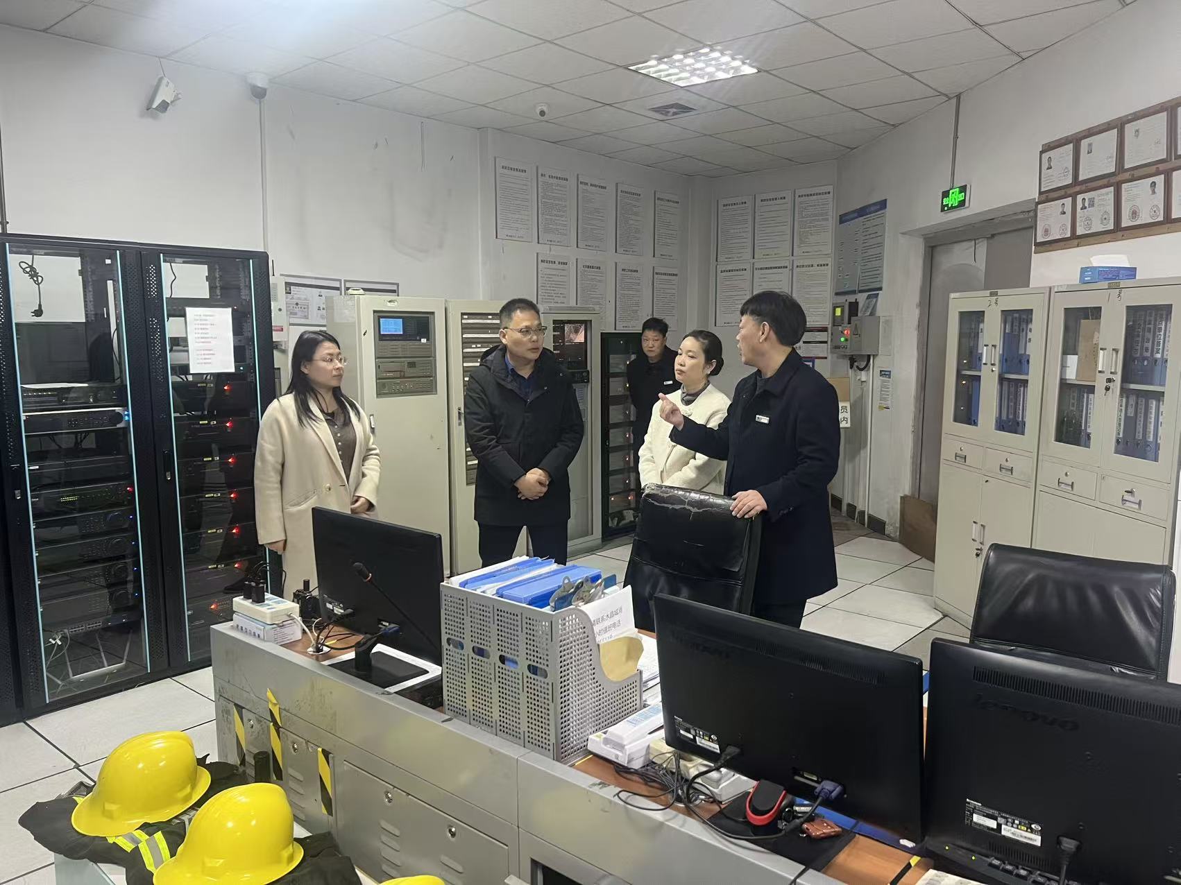 区商务局张红权领导莅临水晶城检查节前消防安全