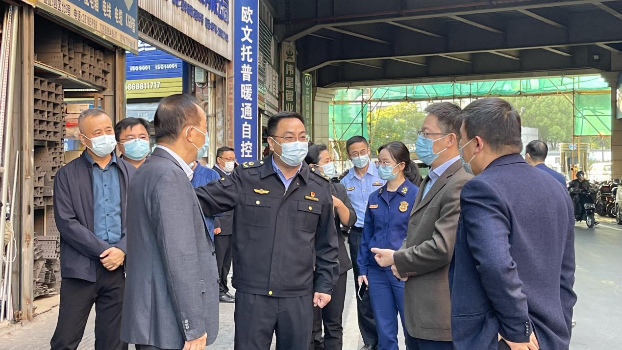 拱墅区领导赴球盟会市场 检查疫情防控及消防安全工作