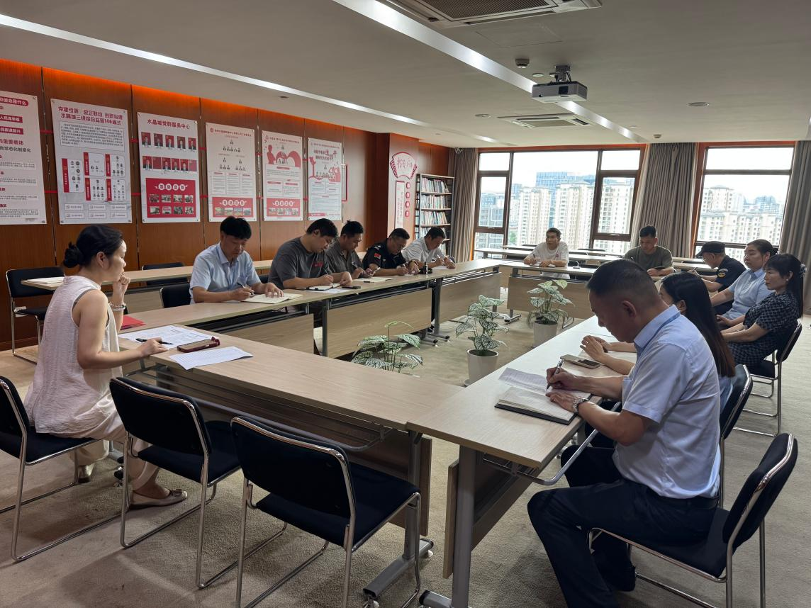 闻汛而动严部署 筑牢商圈防台防汛屏障