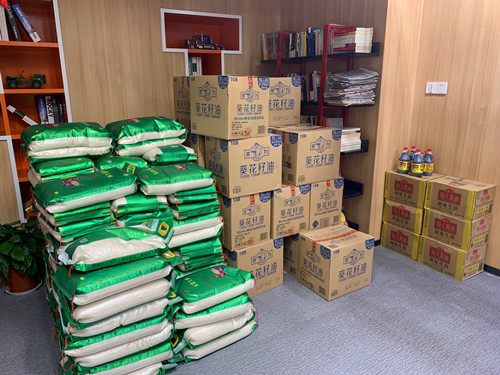 20200122喜迎春节 球盟会文创集团工会组织发放2020年度新春慰问品 (1).jpg