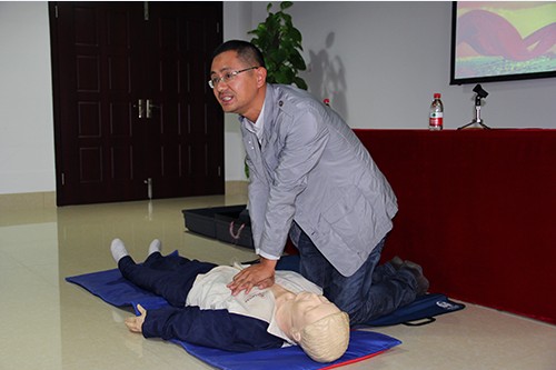 20131024球盟会文创园党支部举办应急救护知识培训 (2).jpg