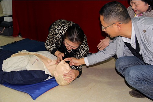20131024球盟会文创园党支部举办应急救护知识培训 (3).jpg