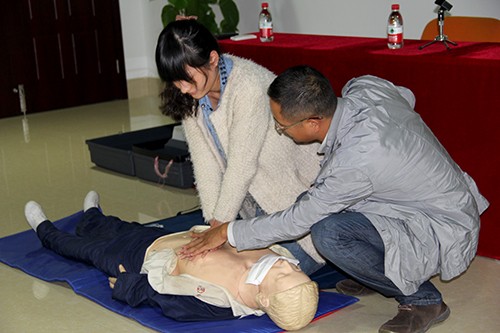 20131024球盟会文创园党支部举办应急救护知识培训 (4).jpg