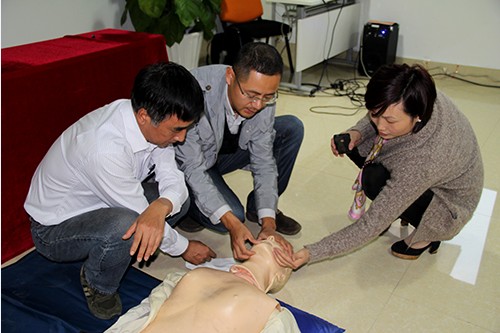 20131024球盟会文创园党支部举办应急救护知识培训 (5).jpg