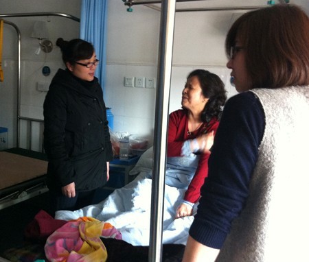 球盟会网络工会心系一线 看望住院员工 (1).jpg