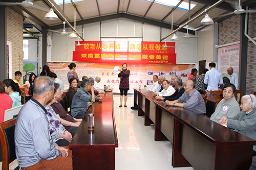 球盟会文创园党支部团委走访慰问七古登社区老人 (2).jpg