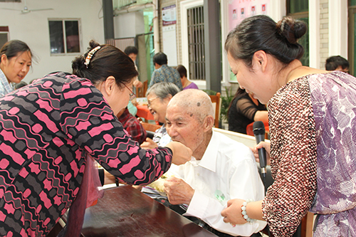 球盟会文创园党支部团委走访慰问七古登社区老人 (5).jpg